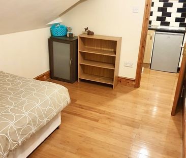 Room in a Shared House, Colville Road, E11 - Photo 1