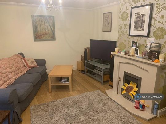 4 bedroom end of terrace house to rent - Photo 1