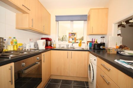 Foxhills, Woking - Photo 2