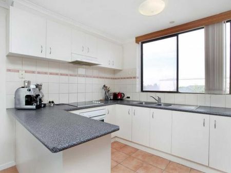 Register to Inspect // Modern 2 Bedroom Apartment in West Footscray - Photo 4