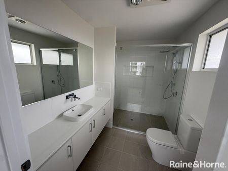 Modern Five-Bedroom Family Home - Photo 4