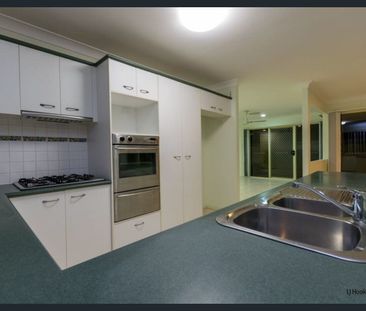 SPACIOUS FAMILY HOME IN QUIET STREET - Photo 1