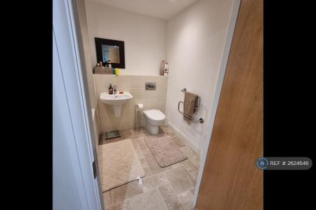 1 bedroom in a flat share to rent - Photo 3