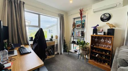 Modern & sunny 3 bedroom home in prime location - Photo 2