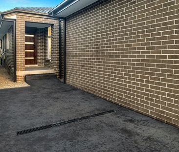 Immaculate Two Bedroom Duplex Home With Rear Yard & Parking - Photo 3