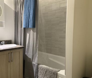 📢 Cession de bail – Studio meublé tout inclus – 1012$ – Côte Sainte... - Photo 4