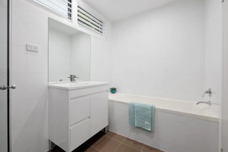 Oversized Ground floor Courtyard Apartment - Photo 4