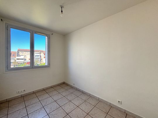 François Perrin, T5 de 79m² en parfait état, avec garage et cave privatif ! CHAUFFAGE-EAU CHAUDE COLLECTIF ! - Photo 1