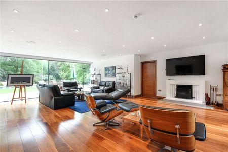 An impressive detached family home situated within an AONB and Green Belt. - Photo 2
