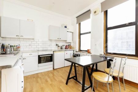 Two double bedrooms modern kitchen spacious lounge & mins to tube and shops - Photo 3