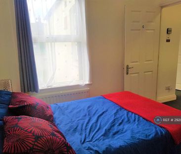 1 bedroom in a house share to rent - Photo 2