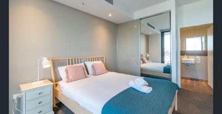 Spacious Furnished 2 Bedroom Apartment in Mascot - Photo 4