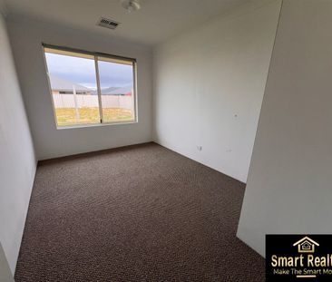 "Stunning and Spacious House for Rent in the Desirable Caversham Ne... - Photo 2