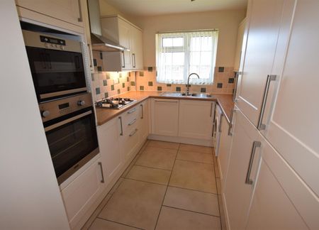 2 bedroom bungalow - semi detached to rent - Photo 3