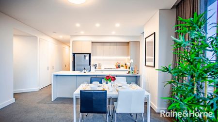 Fully Furnished Stunning Two Bedroom Apartment with A Winter Garden & Breathtaking Panoramic Views - Photo 5