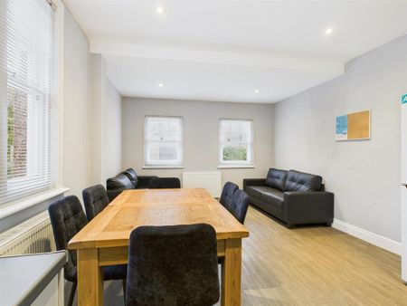 1 bedroom in a house share to rent - Photo 2