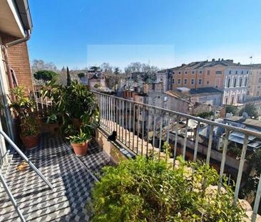 Attic-Trastevere: Beautiful modern, fully furnished 2 Bedroom penthouse, 2 bath, large livingroom, 2 panoramic terrace. Wood floors, air conditioning, doorman builiding, silent and sunny. REF 1879 - Photo 3