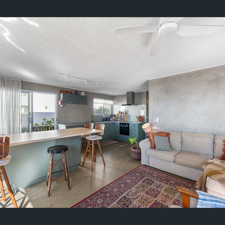 Beach side Miami with two car garage - Photo 1