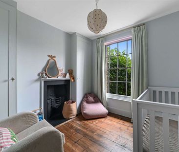 A charming and stylish three bedroom period town house situated in ... - Photo 1