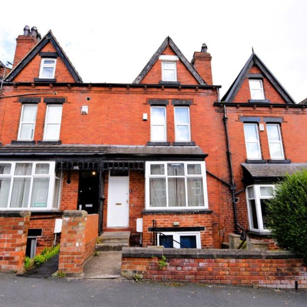 8 bedroom House in Hyde Park, Leeds - Photo 1