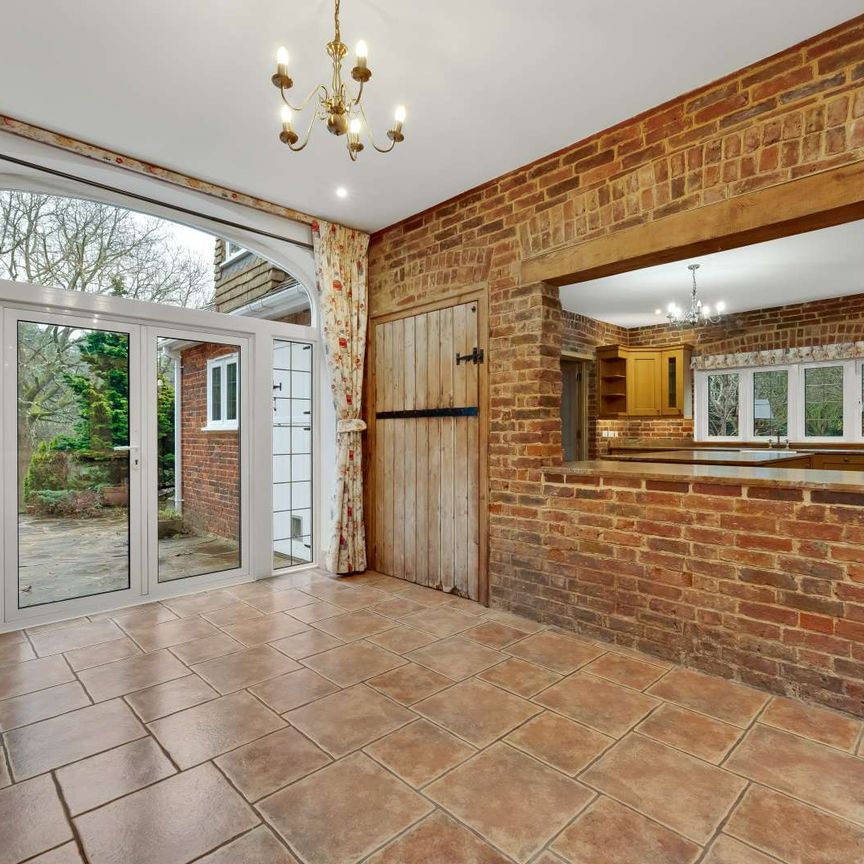 A substantial detached country house with a pool in one of Farnham's most sought after locations. - Photo 1