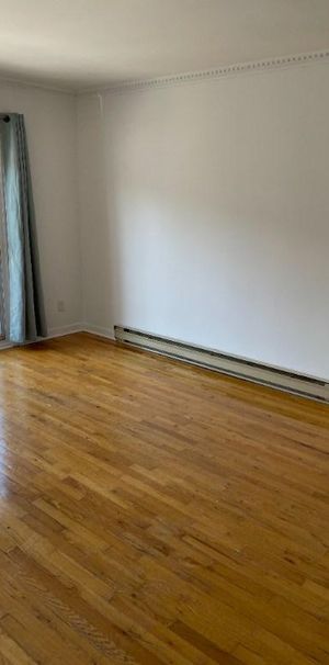 5 1 /2 À LOUER SUR DEUX ÉTAGES A MONTRÉAL - Photo 1