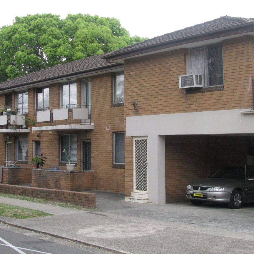 Freshly Renovated Two Bedroom Ground Floor Unit - Photo 2