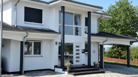 Moderne, helle Wohnung im Obergeschoß mit Balkon, EBK, Carport - Photo 4