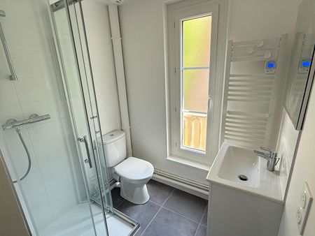 A LOUER - appartement F1 - Hyper Centre - dernier étage - refait à neuf - Photo 2