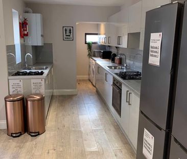Centrally Located 6 Bedroom House Share - Grove Lane Room 6 - Photo 6