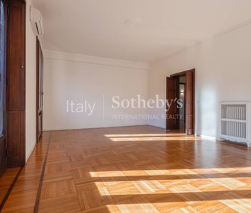 Elegant and Spacious Apartment in the Porta Nuova District - Photo 4
