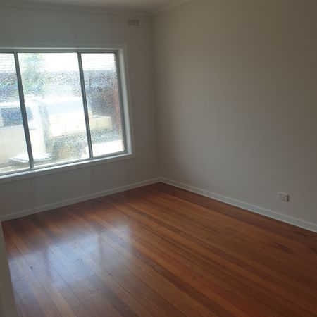 Centrally located 2 bedrooms unit in St Albans. - Photo 3