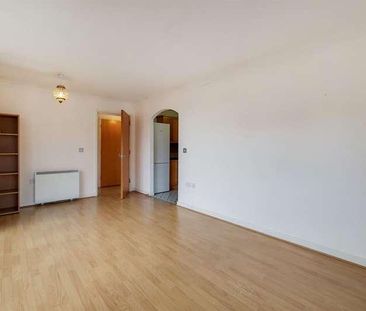 Queensberry Place, London, E12 - Photo 2