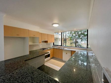 SPACIOUS 2 BEDROOM RESIDENCE IN PYRMONT - Photo 5