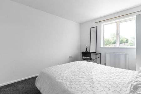 4 bedroom semi-detached house to rent - Photo 5