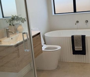 Charming 3BR Home in Woodend! - Photo 6