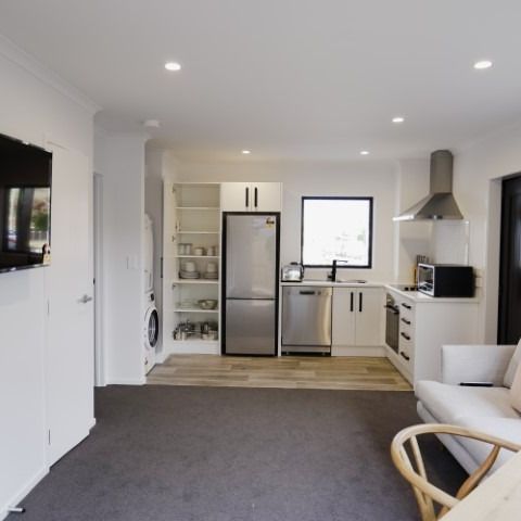 Great studio rooms, within walking distance to local shops and so close to the University. - Photo 1