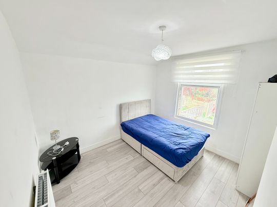 Room in a Shared House, Samuel Street, SE18 - Photo 1