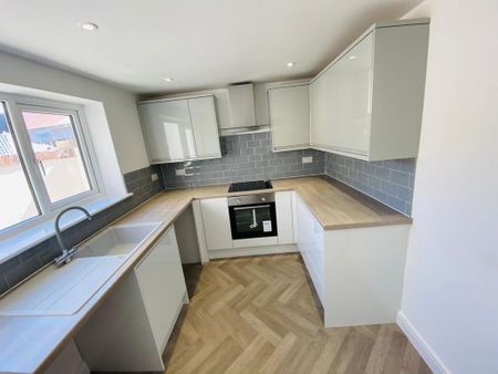 2 bedroom flat to rent - Photo 2