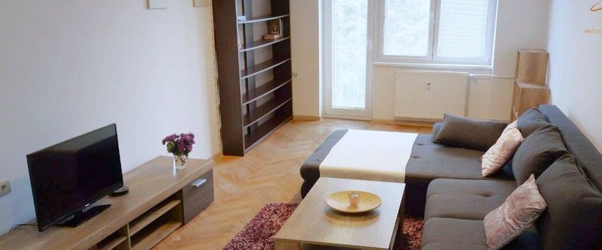 Svetlý, kompletne zariadený 2i byt s balkónom blízko centra Trenčína - Photo 1