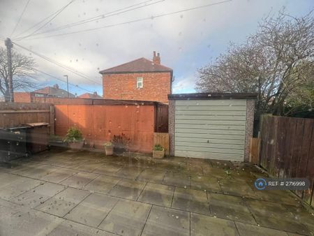 2 bedroom flat to rent - Photo 2