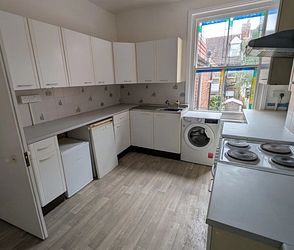 Radnor Park Crescent, Folkestone, CT19 5AS, Kent - Photo 2