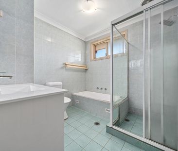 Convenient Townhouse Living in the Heart of Liverpool - Photo 2