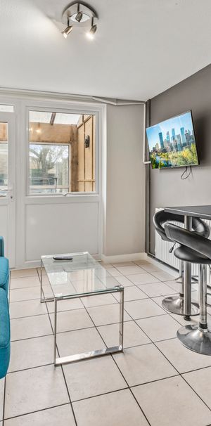 The Silver and Grey Property Room 3 - Photo 1