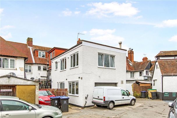 Old Woking Road, West Byfleet, Surrey, KT14 6LG - Photo 1