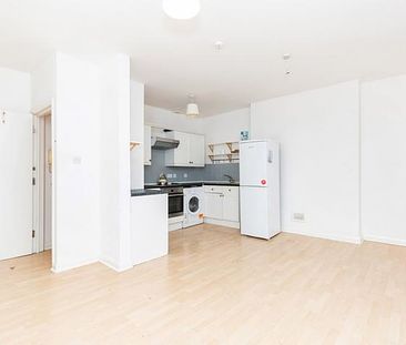 Large 1 bedroom in the heart of Hackney close to amenities and green spaces - Photo 4