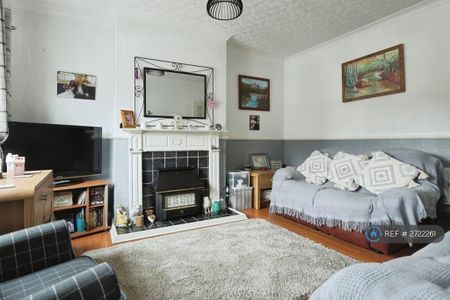 3 bedroom terraced house to rent - Photo 3