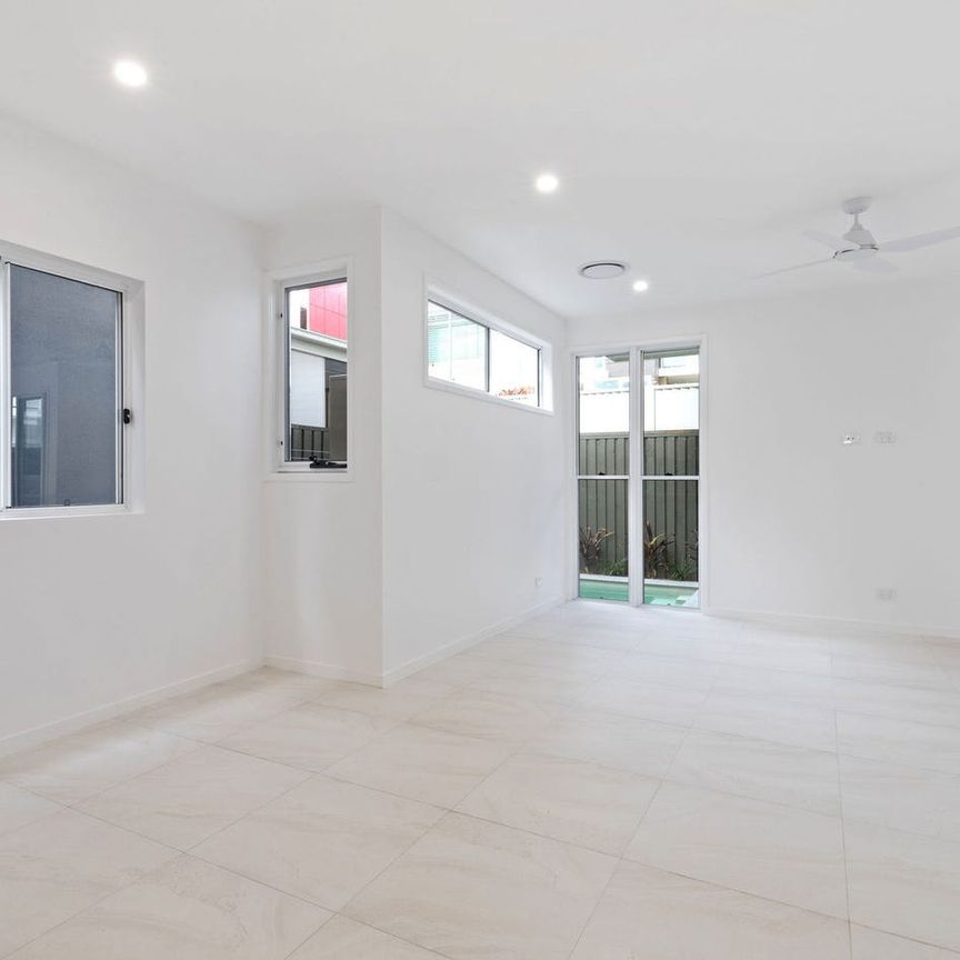 Don't Miss This Modern Coastal Home – Pool, Aircon, Prime Location! - Photo 1