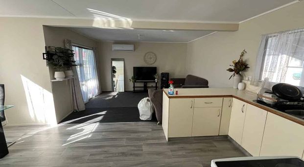 Charming 3BR Home in Whakatane - Photo 1