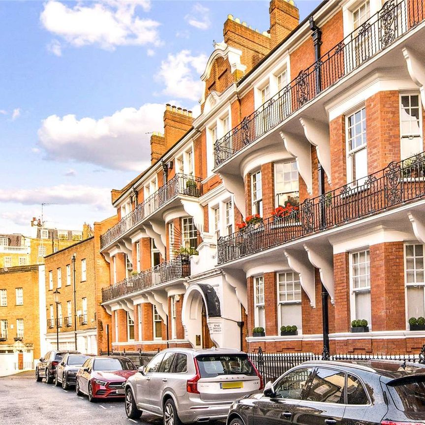 An immaculately refurbished three bedroom second floor lateral flat in this highly sought-after mansion block. - Photo 1